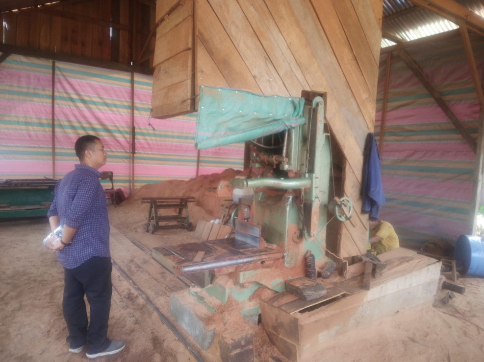 Foto: Pegawai Dinas Perizinan PMTSP Padangsidimpuan saat meninjau kilang kayu di Padangsidimpuan Selatan. (Ist)