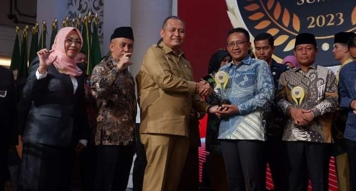 Wali Kota Psp diwakili Kadis Kominfo Nur Cahyo Budi Susetyo menerima penghargaan KIP 2023 dari Gubsu melalui Setdaprovsu, Agus Tripiyono. (Foto: Irsyad/MetroDaily)