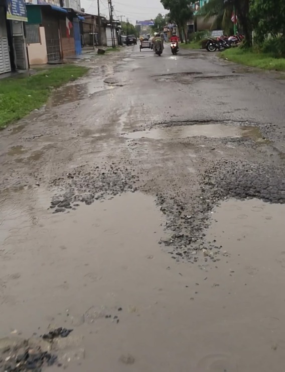 Jalan Pasar Lama Kisaran yang rusak dan tergenang air. (Foto: Doni Damara/MetroDaily)