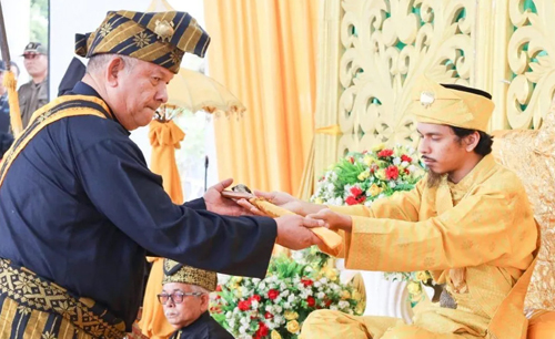 Penyerahan pedang kepada Muhammad Iqbal Alvinananda Abdul Jalil Rahmadsyah.