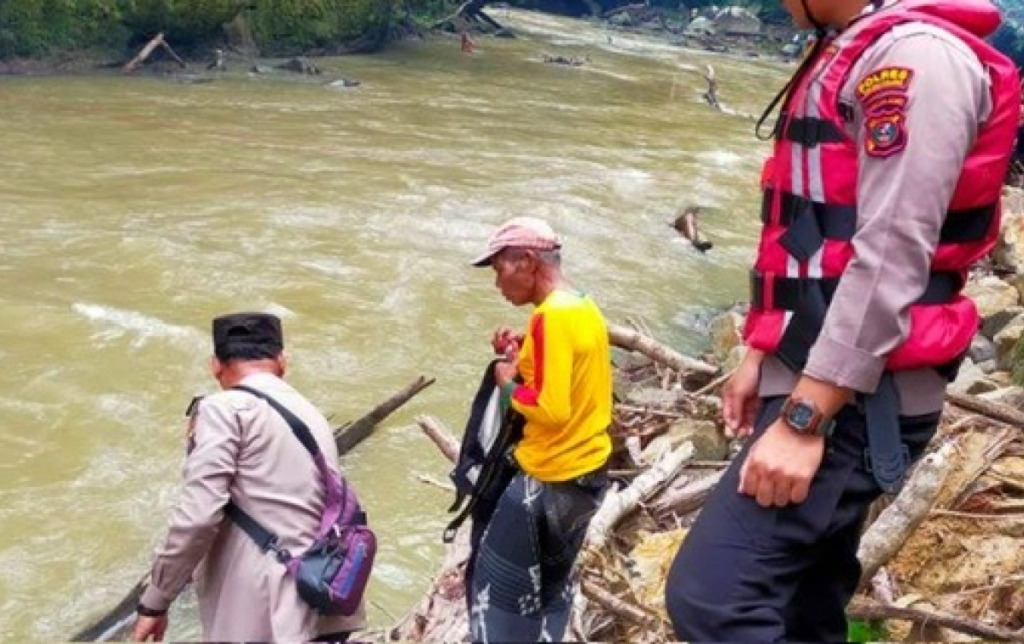 Foto: Pencarian petani yang hanyut di Sungai Aek Puli (Analisadaily)