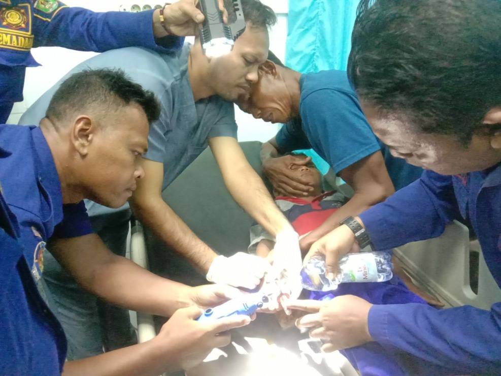 Damkar Asahan saat membatu melepaskan cincin di jari telunjuk bocah 6 tahun. (Foto: dok Damkar Asahan)