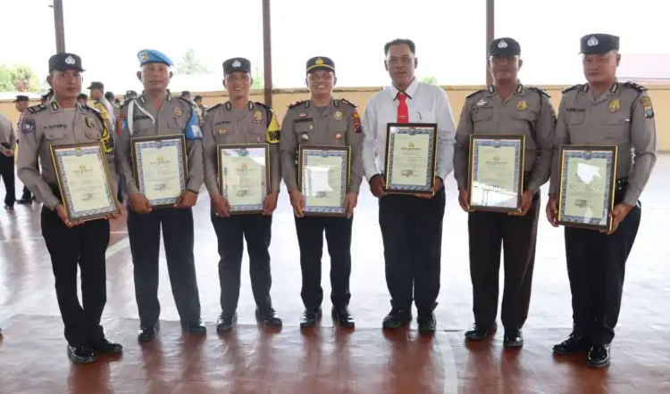 Wakapolres Labuhanbatu Kompol Drs Hermansyah bersama 7 personel Polsek Panei Tengah. (Foto: Dok Polres Labuhanbatu)