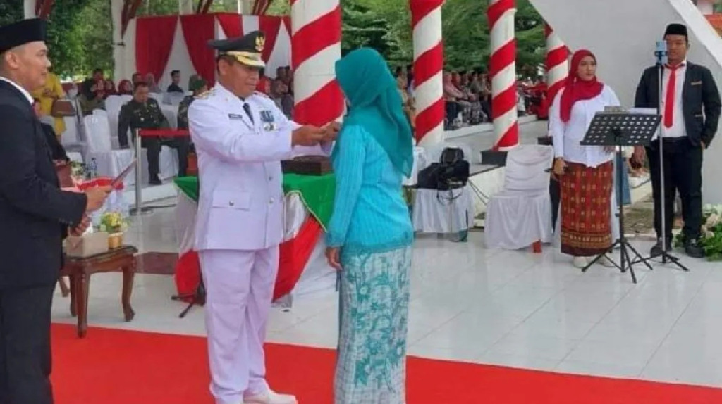 Wali Kota Tanjung Balai H.Waris Thalib menyematkan pin Satyalancana Karya Satya.