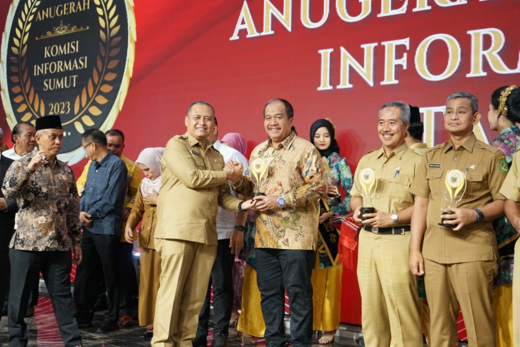 Wakil Bupati Asahan Taufik Zainal Abidin Siregar menerima penghargaan Anugerah Keterbukaan Informasi Publik Kategori Kabupaten/Kota Informatif yang digelar oleh Komisi Informasi (KI) Provinsi di Aula Raja Inal Siregar Kantor Gubsu, Selasa (15/08/2023).