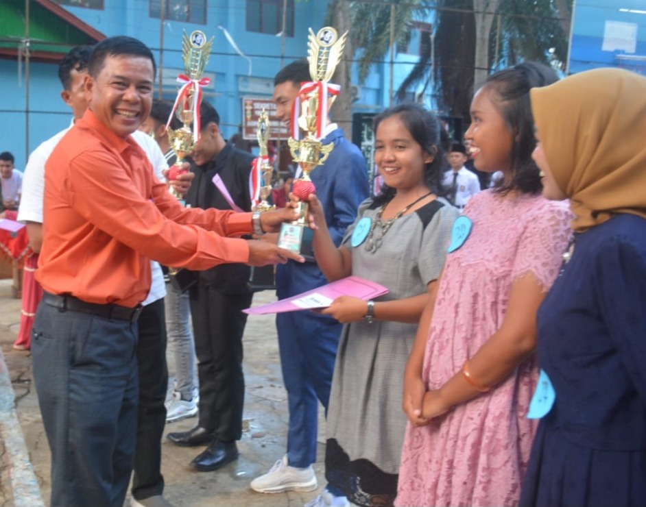 Rektor UM Tapsel menyerahkan piala dan penghargaan dalam ajang UM Tapsel Championship 2023. (Samman/Metro Tabagsel)