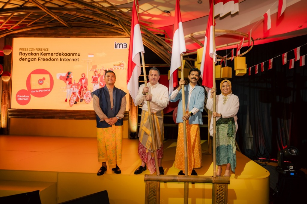 IM3 Kampanye Kemerdekaan_1 : Director and Chief Commercial Officer Indosat Ooredoo Hutchison Ritesh Kumar Singh (kedua dari kanan), Chief Legal & Regulatory Officer Indosat Ooredoo Hutchison Reski Damayanti (paling kanan), EVP Head of Marketing IM3 Alista