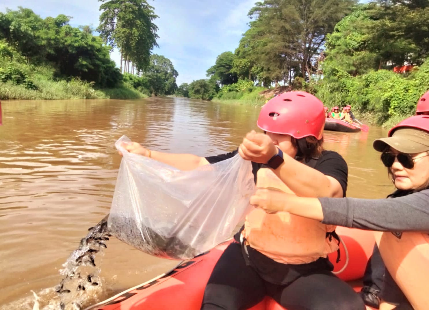 Sebanyak 5.000 bibit ikan gurami dan nila ditaburkan ke Sungai Deli di Kelurahan Titi Papan, Kecamatan Medan Deli, Minggu (20/8/2023).