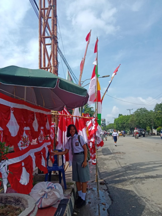 Tampak penjual bendera Merah Putih di Kota Pematang Siantar. (Foto: Romanis/MetroDaily)