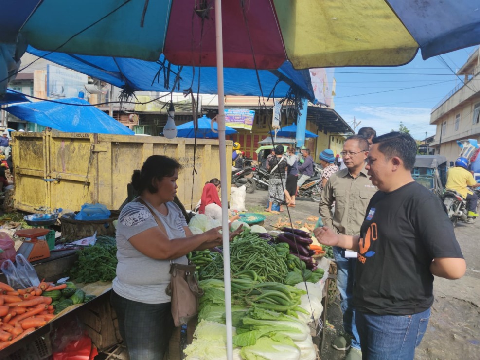 Pimpinan BRI Pematang Siantar, Yanri Eka Putra, melakukan kunjungan dan pembinaan kepada pedagang di Pajak Parluasan dan Pajak Horas, Kota Pematang Siantar, belum lama ini. (Foto: Dok BRI)