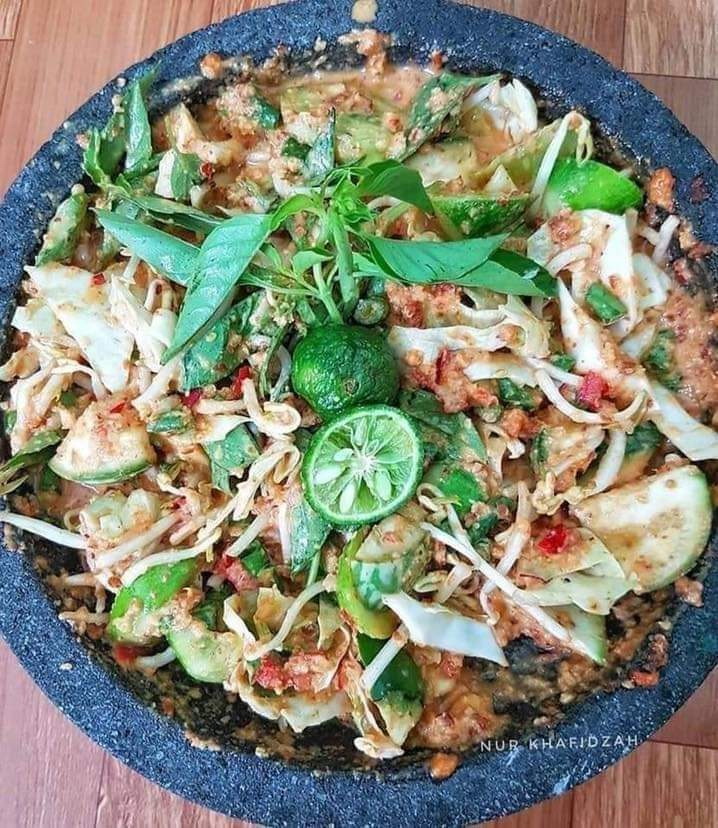 Karedok, makanan khas asal Sunda.