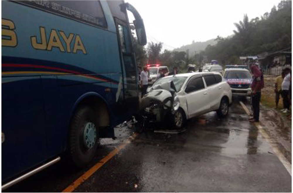 Mobil  Datsun warna putih BK 1855 ABF tabrakan dengan bus Pariwisata Mas Jaya AE 7121 US.
