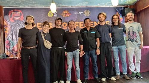 Henry Manik bersama Anna Buchegger and Band saat konfrensi pers di Sapadia Hotel.
