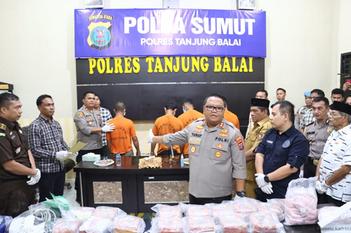 Kapolres Tanjung Balai AKBP Ahmad Yusuf Afandi bersama jajaran menunjukkan barang bukti dan tersangka.