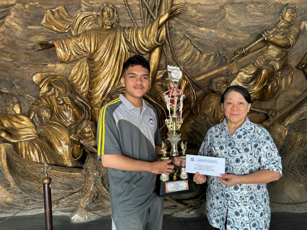 Kepala Sekolah SMA Kristen Kalam Kudus Kota Pematangsiantar, Paulina Oscar, mewakili Badan Pengurus Yayasan Kalam Kudus Indonesia Cabang Pematang Siantar, memberikan apresiasi berupa beasiswa kepada Shane Aldrich Simbolon. (Foto: Dok Pribadi)