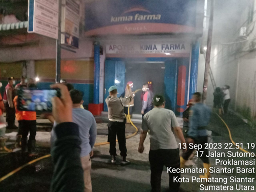 Apotek Kimia Farma di Jalan Sutomo Pematang Siantar mengalami kebakaran. (f: metro/ist)