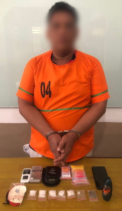 S alias Ateng, bandar narkoba yang digerebek di rumahnya. (f: Dok Polres simalungun)