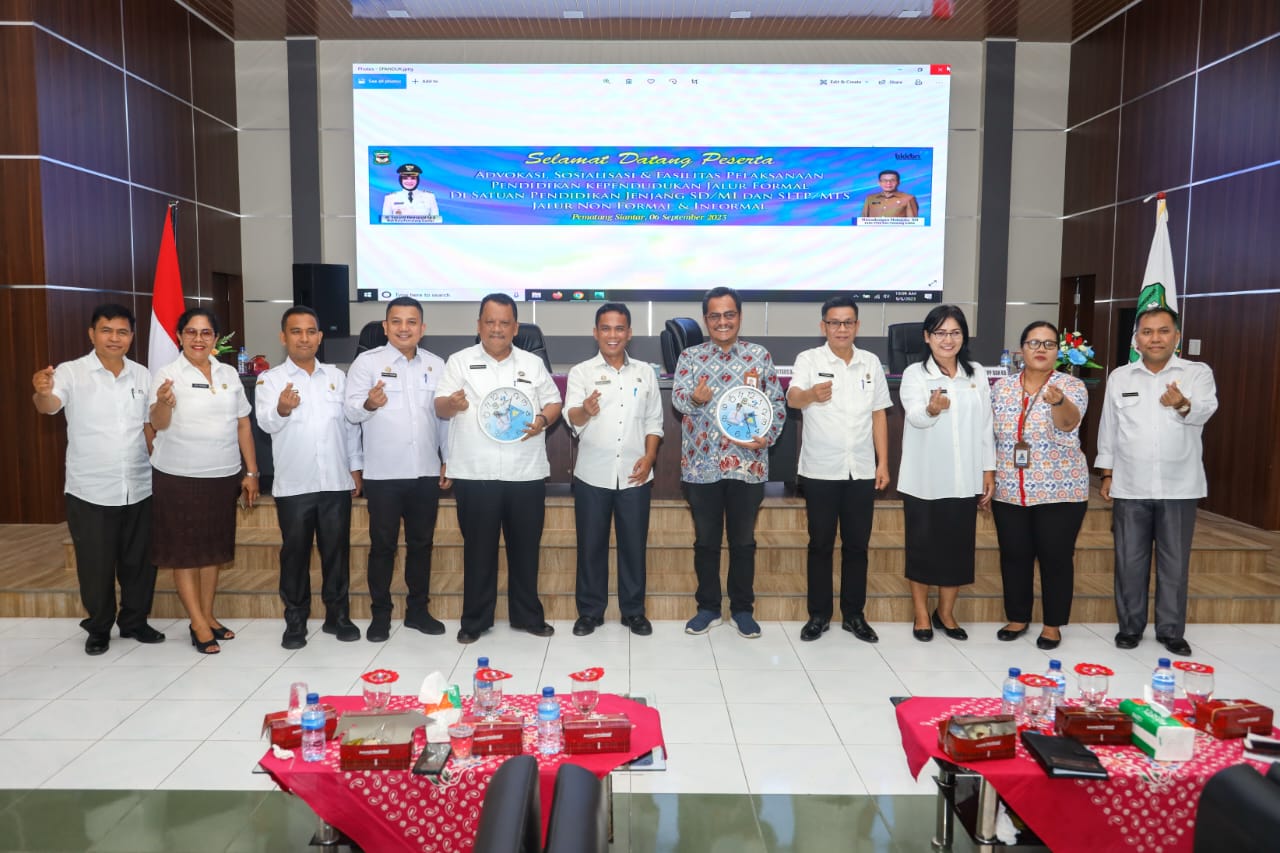Wali Kota Pematang Siantar dr Susanti Dewayani SpA diwakili Plh Sekretaris Sekda (Sekda) Junaedi Antonius Sitanggang SSTP MSi, membuka Advokasi Sosialisasi dan Fasilitas Kependudukan Jalur Formal kepada SMP Negeri/Sederajat di Ruang Serbaguna Balai Kota,