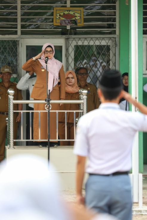 Wali Kota Siantar dr Susanti Dewayani SpA saat menjadi pembina upacara bendera, di MANSiantar, Senin (11/09/2023) pagi.