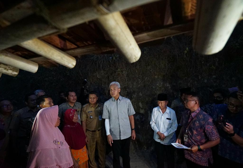 PEDULI: Ganjar Pranowo saat meninjau salah satu rumah warga yang perlu mendapatkan bantuan renovasi rumah tidak layak huni (RTLH) di Sukoharjo. (Foto : Humas Pemprov Jateng)