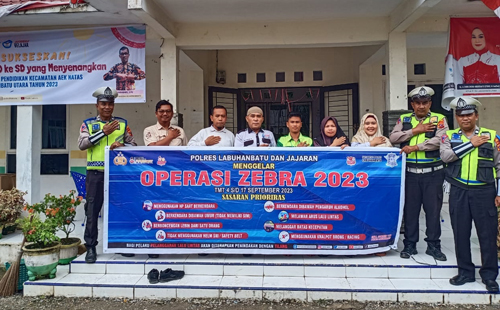 Kagatur Satlantas Polsek Aek Natas H Matondang sosialisasi Operasi Zebra tahun 2023 kepada Korwil Disdik Kecamatan Aek Natas. (Foto: Agus/MetroDaily)