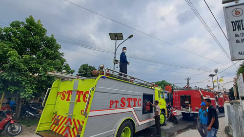 Unit pemadam kebakaran milik Pemko Siantar dan PT STTC saat memadamkan api.