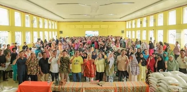 Wali Kota Irsan Efendi Nasution bersama jajarannya (Pemko) Psp kembali salurkan bantuan cadangan beras tahap 2 di 3 lokasi berbeda. (Foto: Humas Psp)