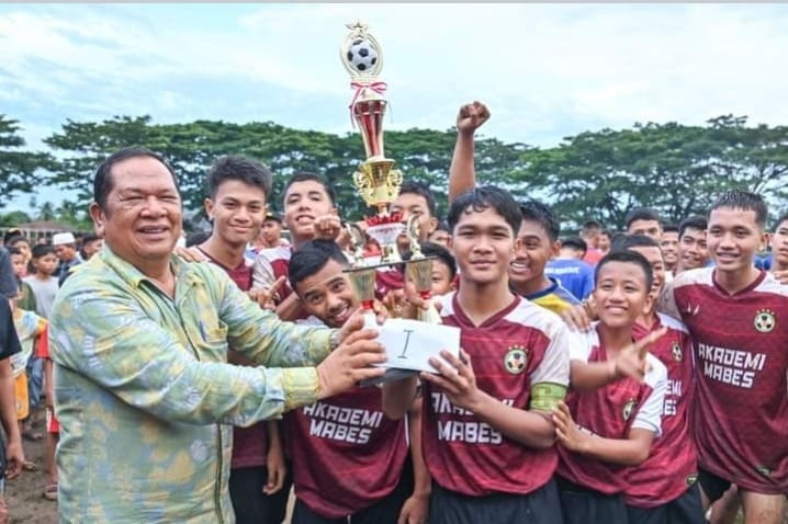 Wali Kota menyerahkan piala Juara 1 Kepada Akademi Mabes di Kompetisi sepakbola Askot PSSI Psp. (Foto: Irsyad/MetroDaily)
