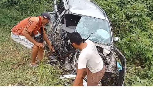 Toyota Rush yang ringsek usai bertabrakan dengan bus Putra Pelangi.