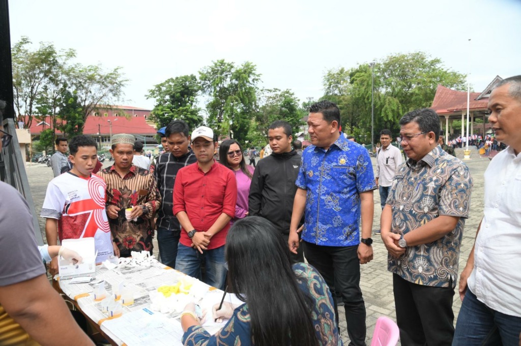 Wakil Wali Kota Sibolga Pantas Maruba Lumban Tobing saat meninjau pelaksanaan tes urine tenaga honorer Pemko Sibolga, Jumat (22/9) lalu.