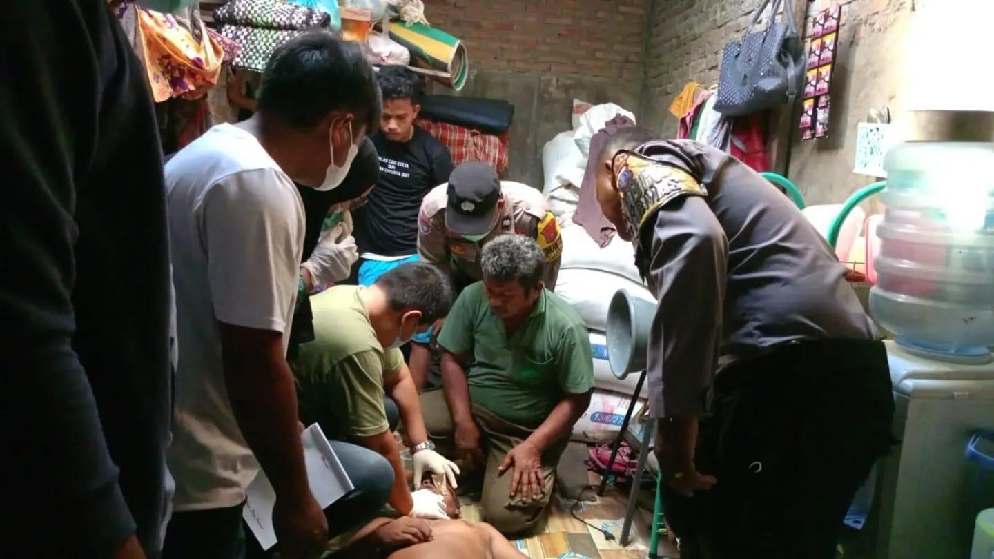 Personil Polsek Barus setelah mengevakuasi jasad korban yang gantung diri disaksikan oleh keluarga korban. (Foto: Dok Polres Tapteng)