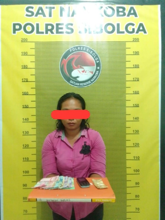 Menjual narkotika jenis sabu, seorang ibu rumah tangga (IRT) berinisial M (37) ditangkap Tim Opsnal Polsek Sibolga Selatan di Jalan Merpati, Kota Sibolga, Jumat (15/9) sekira pukul 11.30 WIB.