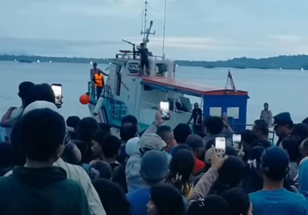 Tim SAR gabungan saat melakukan pencarian korban di laut sekitar Pelabuhan Lama Sibolga.