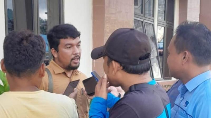 Anda Dira Whikrama selaku pengacara Agustinus Marbun (tergugat,red) saat memberikan keterangan kepada sejumlah awak media usai sidang.