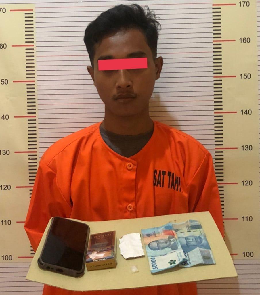 M beserta barang bukti sabu setelah diamankan di Sat Resnarkoba Polres Tapteng.