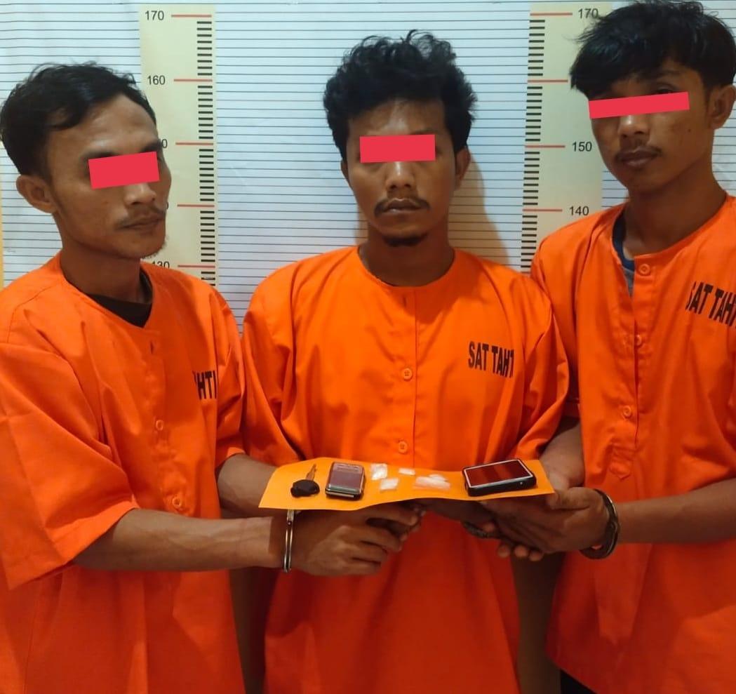 AN, LSM dan IZ setelah diamankan di Mapolres Tapteng.