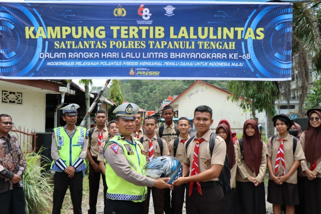 Sat Lantas Polres Tapteng berikan helm gratis kepada Siswa SMAN 1 Matauli Pandan.