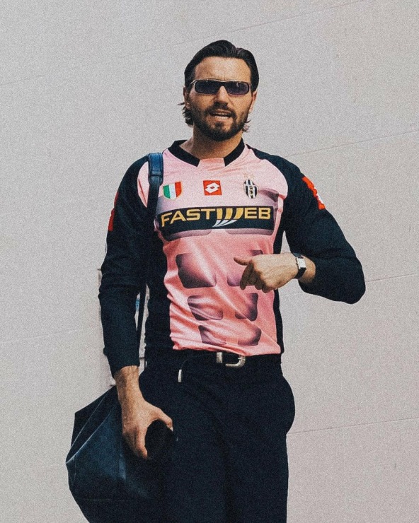 Kiper Makedonia kenakan kostum Buffon.