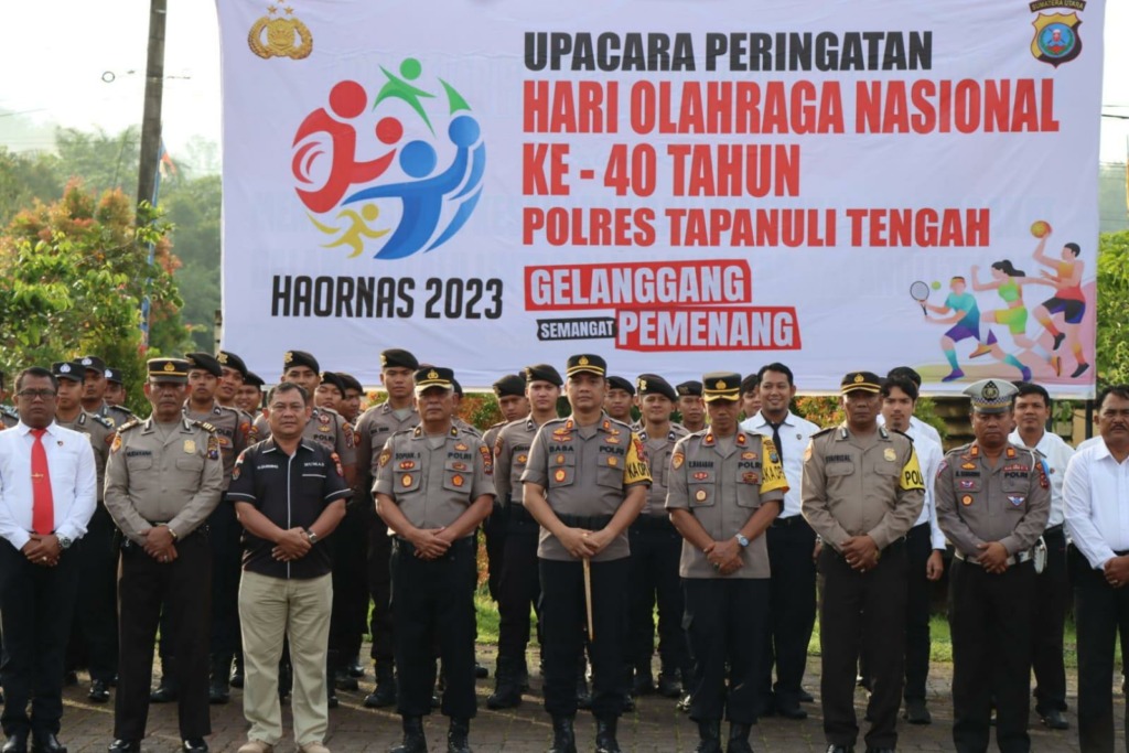 Kapolres Tapteng, AKBP Basa Emden Banjarnahor foto bersama dengan para personil usai melaksanakan upacara Haornas ke 40 tahun. (Dok Polres Tapteng)