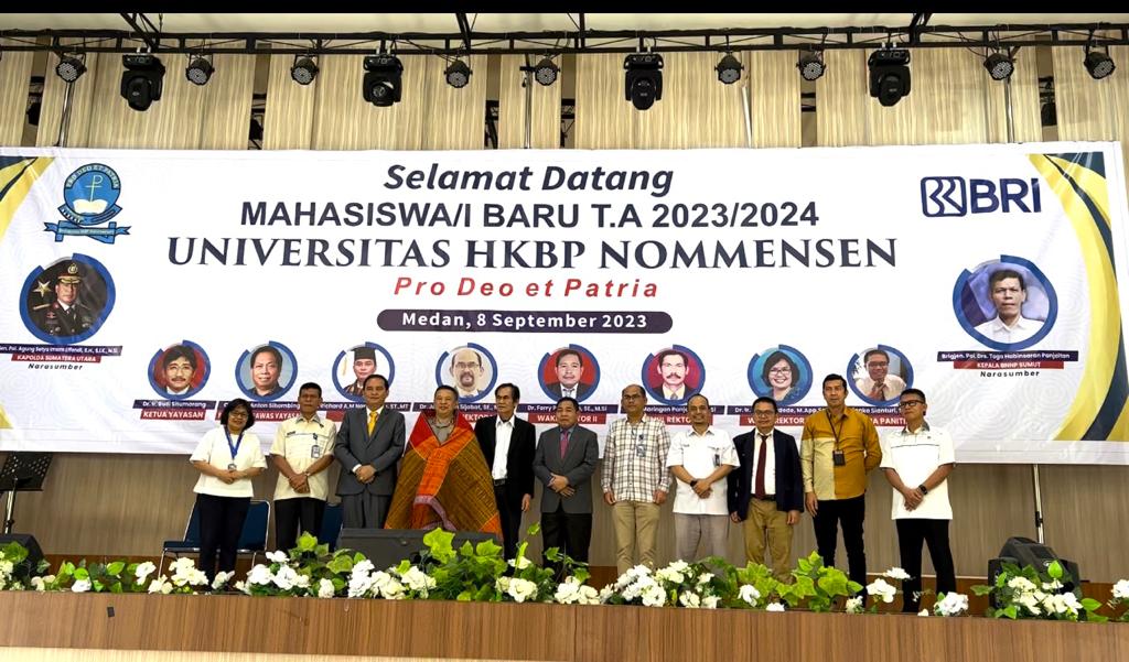 BERSAMA: Pinca Medan Putri Hijau Ahmad Muflihin Taiyeb bersama Rektor Universitas HKBP Nommensen DR Richard A Napitupulu ST MT, wakil rektor dan pengurus Yayasan HKBP Nommensen, di Kampus HKBP Nomensen Medan, Jumat (8/9/2023). Ist