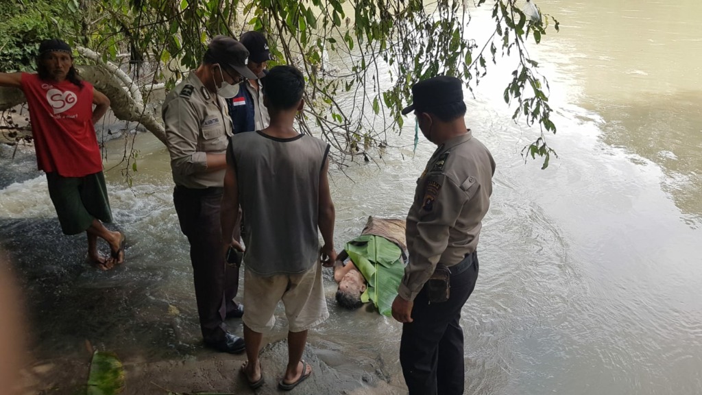 Paimin (65), seorang pensiunan dari BUMN, ditemukan tewas terapung di Sungai Bah Bolon Huta III Nagori Sahkuda Bayu Kecamatan Gunung Malela, Kabupaten Simalungun, Sumatera Utara, Minggu (10/9/2023) pukul 13.20 WIB. (Dok Polsek Bangun)