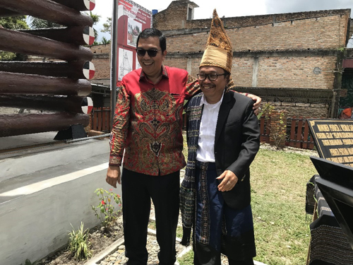 Rudolf V Saragih dan Jan Wiserdo Saragih, salah satu cucu dari Pdt J Wismar Saragih.