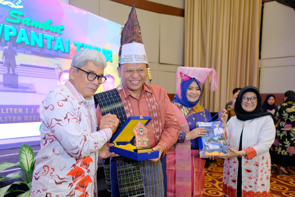 Wali Kota bersama Ketua Dekranasda menghadiri acara pisah sambut Danrem 022/Pantai Timur di Hotel Sapadia Pematang Siantar, Senin (11/09/2023) malam.