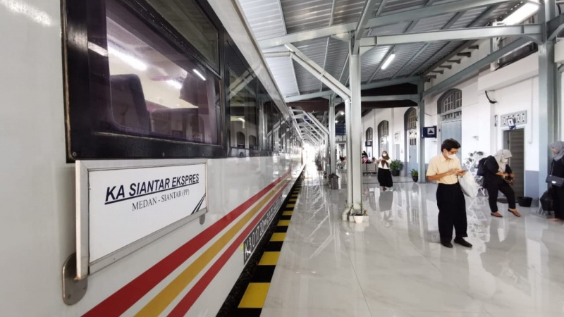 Kereta Api Lokal Siantar Ekspres relasi Medan-Siantar. (f: metro)