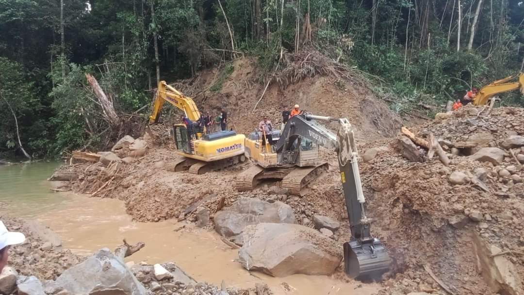 Pencarian dua warga korban longsor Bukit Simarsolpa sebelum dihentikan.