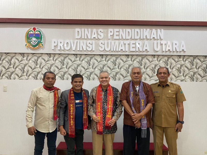 Panitia Hari Ulos Nasional foto bersama dengan Kadisdik Sumut.