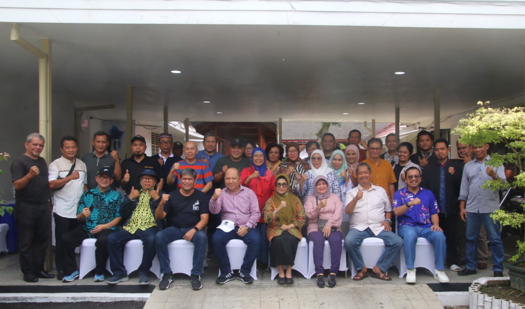 Silaturahmi keluarga besar FISIP USU dengan Wali Kota Pematang Siantar Susanti Dewayani. (f: metro/ist)