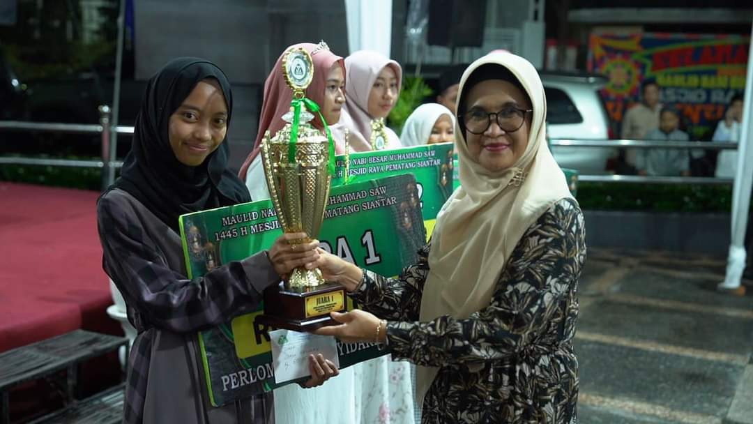 Penyerahan hadiah kepada pemenang lomba dalam rangka memeriahkan peringatan Maulid Nabi Muhammad SAW 1445 H di Masjid Raya Pematang Siantar. (f: metro/ist)