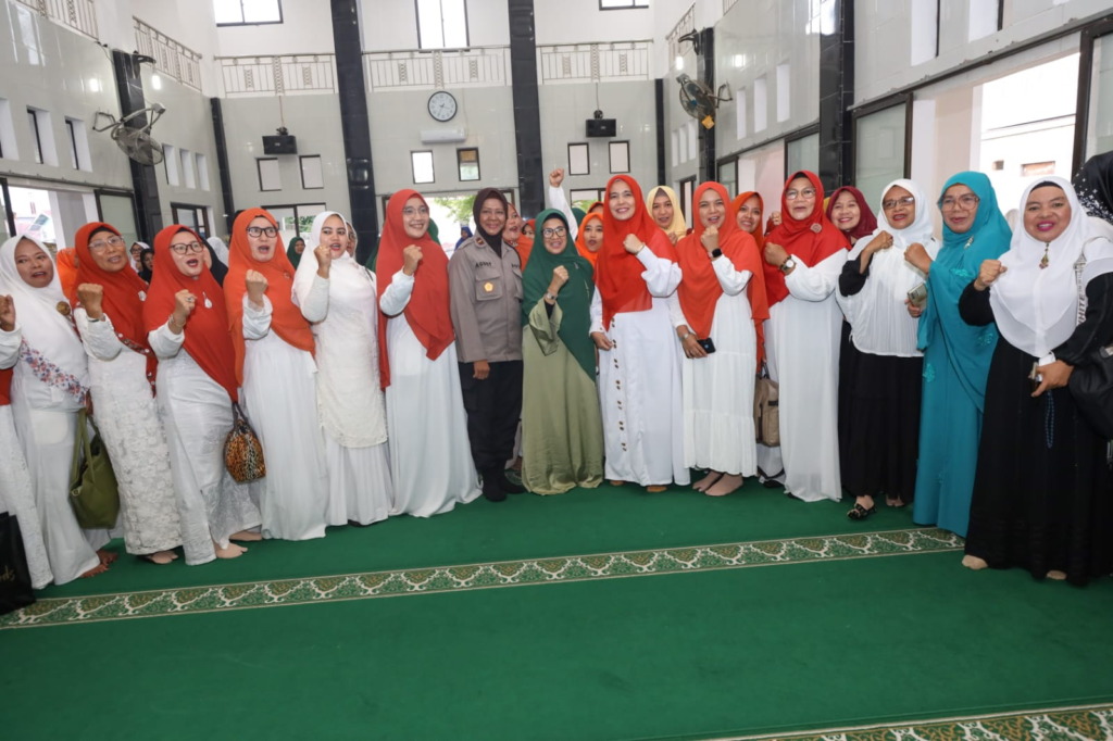 Pengajian perdana sekaligus memperingati Maulid Nabi Muhammad SAW oleh Majelis Taklim Silaturahmi Kecamatan Siantar Barat.