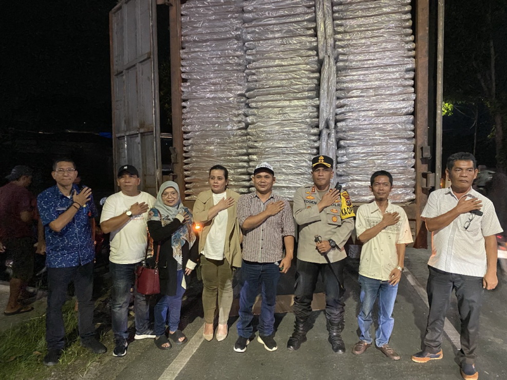 KPU Pematang Siantar menerima logistik Pemilu 2024 berupa bilik suara.